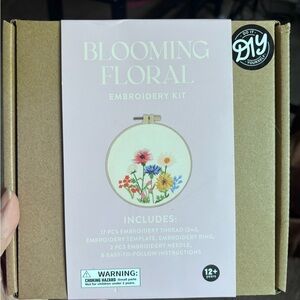 Blooming Floral Embroidery Kit - Multicolor
